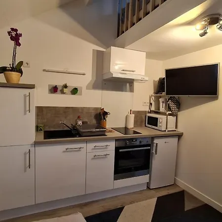 Independent With Garden And Easy Parking 아파트 *