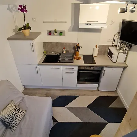 Independent With Garden And Easy Parking 아파트 포